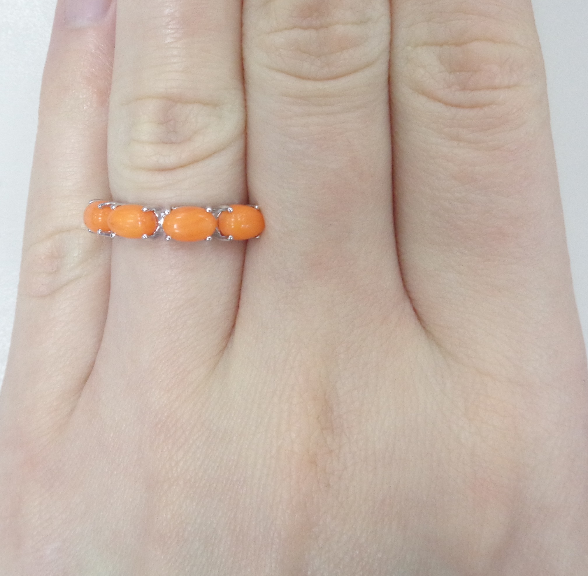 Серебряное кольцо с кораллами